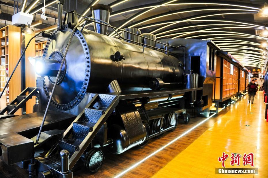 蒸汽火车头开进书店 市民淡定一旁看书【图】