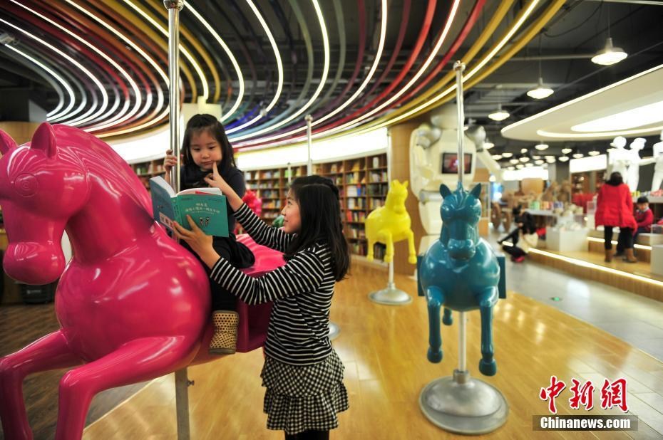 蒸汽火车头开进书店 市民淡定一旁看书【图】