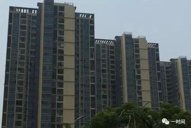 宝安一小区业主买了新房迟迟不能入住