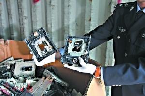 海关查获一批“洋垃圾” 42吨电子废物藏身货柜入境