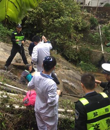 惊险！深圳盐田一男子跌落悬崖 被夹石壁缝隙