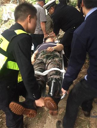 惊险!深圳盐田一男子跌落悬崖 被夹石壁缝隙