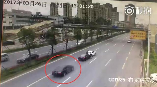 龙岗两车追尾 女乘客下车却遇截肢危险