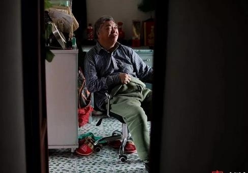 照顾病弟终身未娶 年轻时无名指被夹断手筋断掉