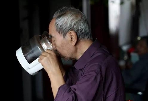 照顾病弟终身未娶 年轻时无名指被夹断手筋断掉