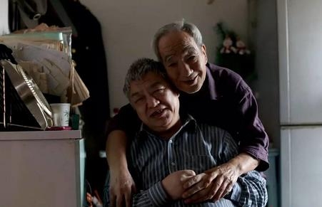 照顾病弟终身未娶 在拼凑的床上同睡五十年【图】