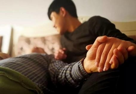 照顾病弟终身未娶 在拼凑的床上同睡五十年【图】