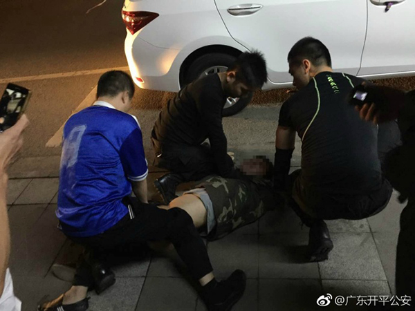 挟持女友拒绝分手 挥刀警告民警：不准管我家事