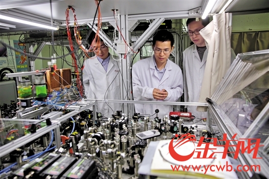 中国科学技术大学陆朝阳教授（中）和学生们检查光量子计算机的运行情况