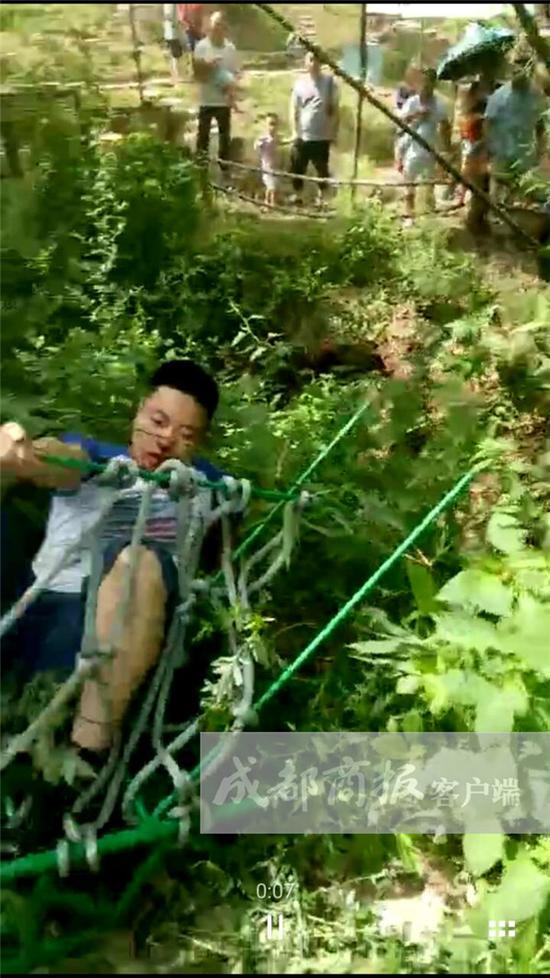 成都一游乐园设施倒塌压住多名游客 仅开业两天