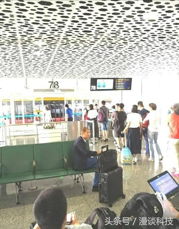 深得任正非真传？华为轮值CEO徐直军疲惫现身机场无人识