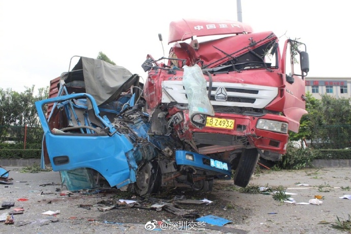 今晨深圳2辆货车相撞 致2人当场身亡