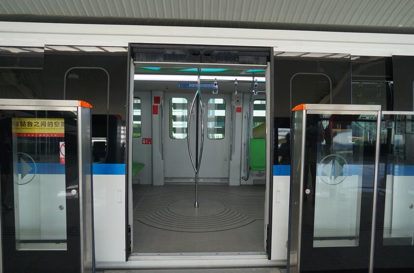 比亚迪云轨车间车门