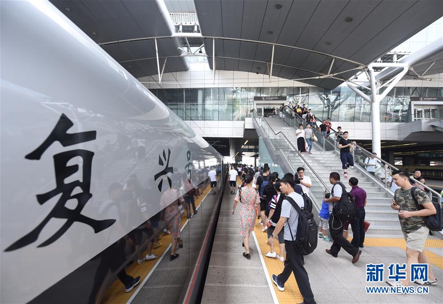 （社会）（8）“复兴号”中国标准动车组在京津城际上线运行