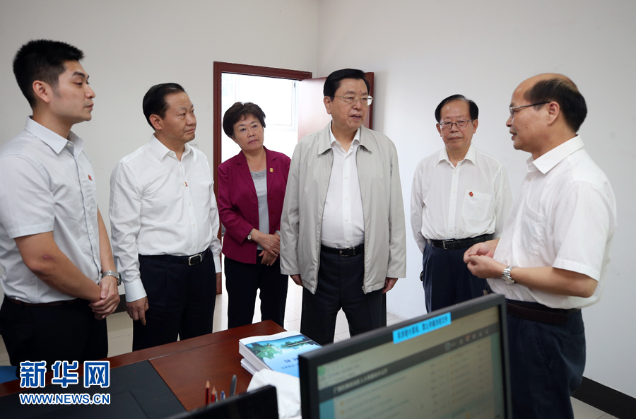 9月5日至6日，中共中央政治局常委、全国人大常委会委员长张德江在广西调研并出席第二十三次全国地方立法工作座谈会。这是9月5日，张德江来到广西壮族自治区人大常委会，深入了解地方立法和人大工作情况。新华社记者 姚大伟 摄