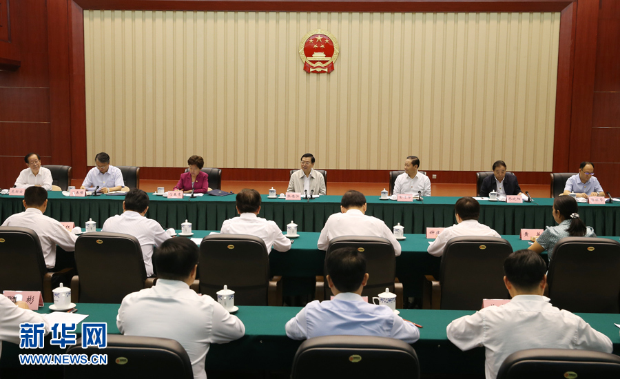 9月5日至6日，中共中央政治局常委、全国人大常委会委员长张德江在广西调研并出席第二十三次全国地方立法工作座谈会。这是9月5日，张德江来到南宁市人大常委会，同机关干部和人大代表座谈，深入了解地方立法和人大工作情况。新华社记者 姚大伟 摄