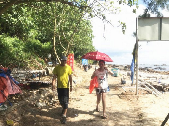 △ 这名穿着短裤和拖鞋的女子被劝离