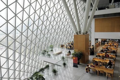 福田中心区的深圳图书馆是市民的好去处。图片来源于网络