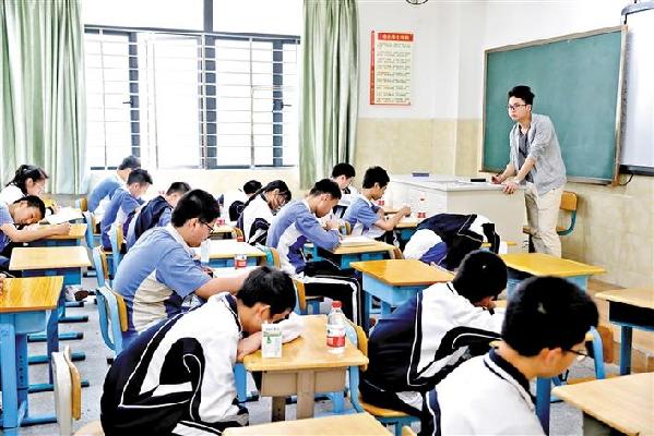 中午时分,民治中学的学生在午休室里休息,学习,每个班都有一名老师