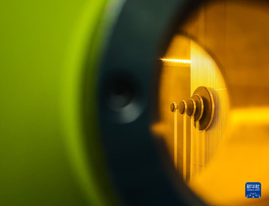 　　中国散裂中子源的微小角中子散射谱仪散射腔系统内部（7月18日摄）。