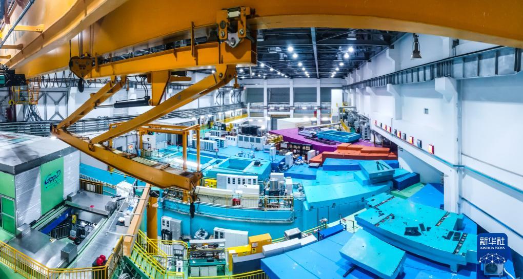 　　正在维护和建设中的中国散裂中子源中子谱仪。中子谱仪是探测物质微观结构和动力学行为的实验终端（7月18日摄）。