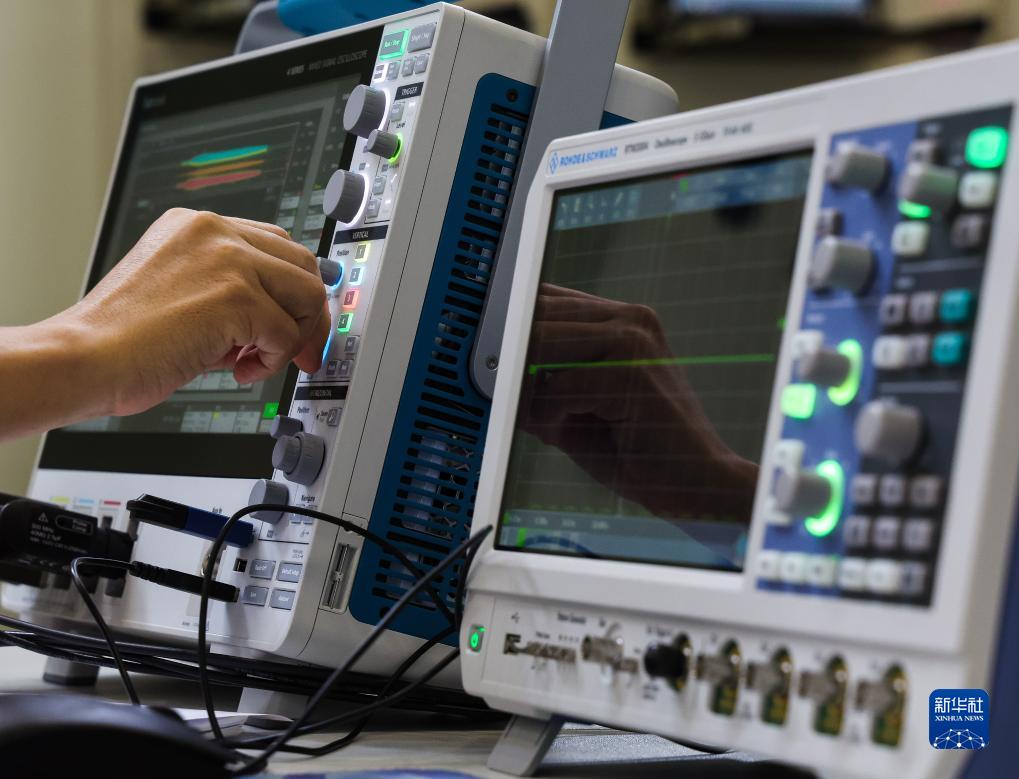 　　科研人员在中国散裂中子源加速器射频技术实验室操控仪表（7月18日摄）。