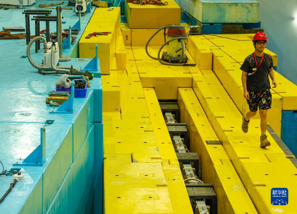 工程师在中国散裂中子源进行高分辨中子衍射仪设备安装（7月18日摄）。