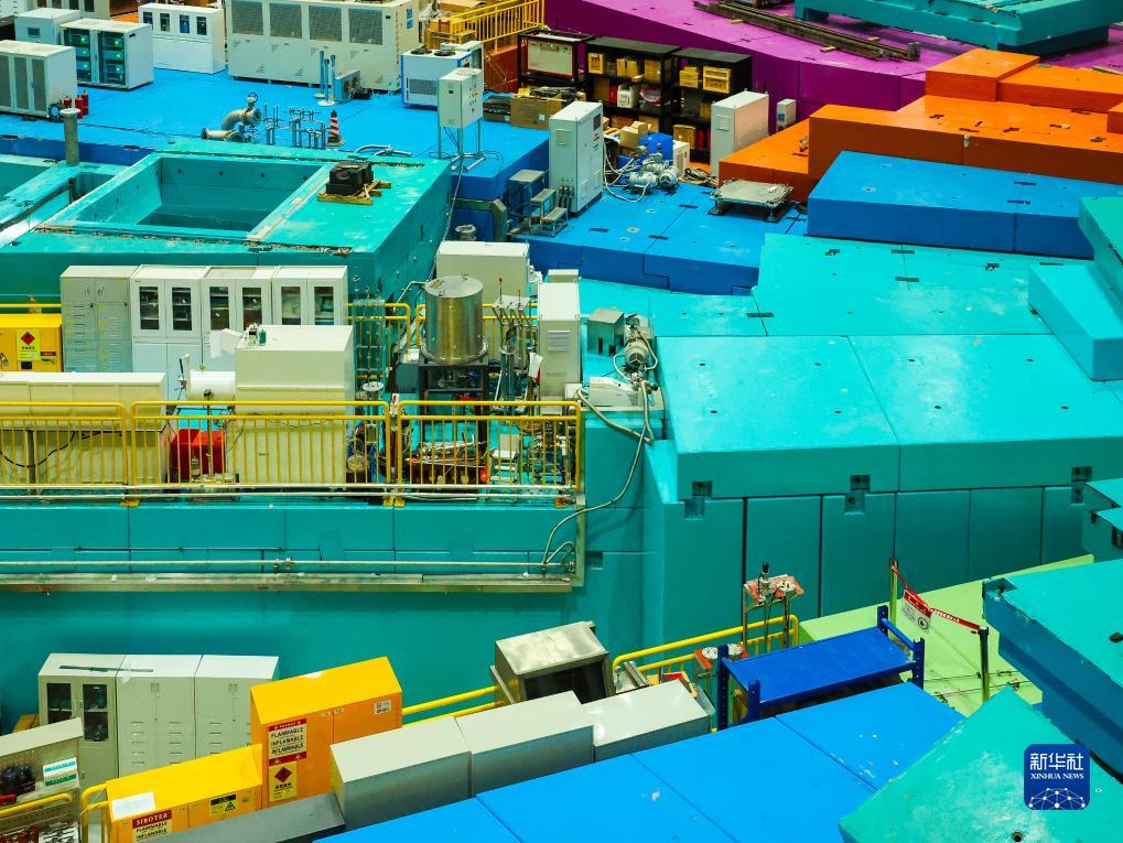 　　正在维护和建设中的中国散裂中子源中子谱仪。中子谱仪是探测物质微观结构和动力学行为的实验终端（7月18日摄）。