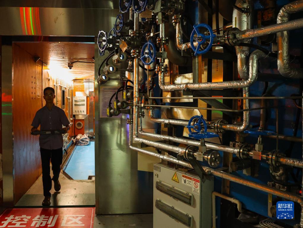 　　中国散裂中子源的微小角中子散射谱仪散射腔系统内部（7月18日摄）。