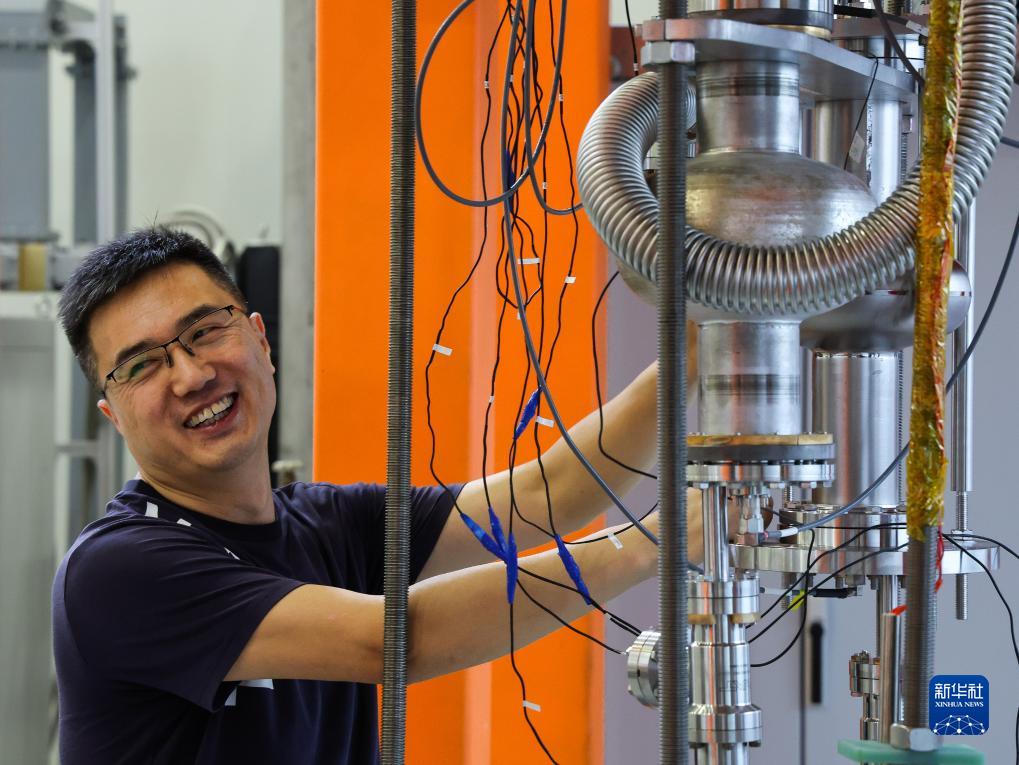 　　科研人员在中国散裂中子源加速器射频技术实验室维护设备（7月18日摄）。