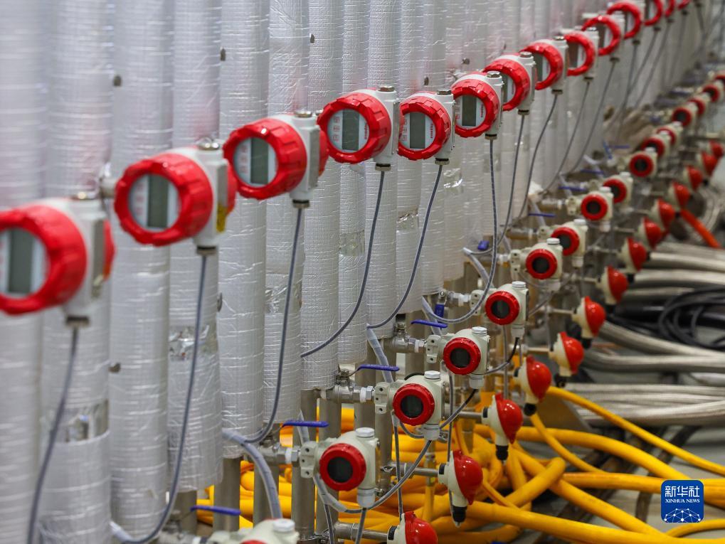 中国散裂中子源加速器射频技术实验室的管线设备（7月18日摄）。
