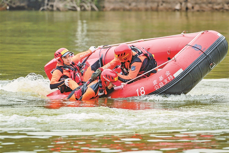 龙华区森防综合应急救援队伍开展山地及水域救援技术培训