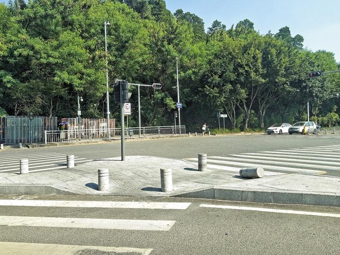周健 范小辉 文/图)今年以来,深圳发生多起因车辆失控撞上安全岛致人