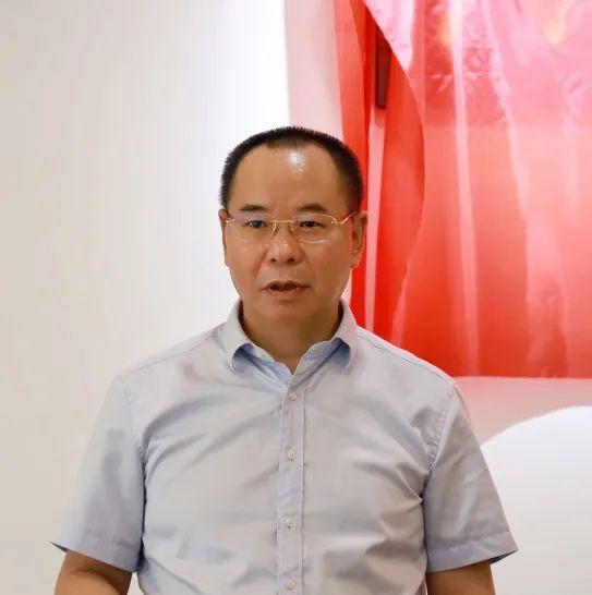 区人大常委会副主任 胡细银胡细银表示,大浪是产业汇聚之地,也是时尚