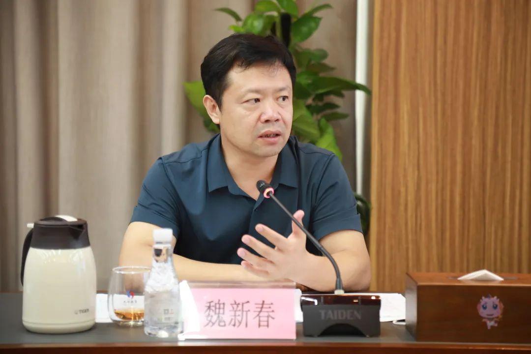 区教育局副局长魏新春为16所学区联盟中心园授牌,并寄予厚望.