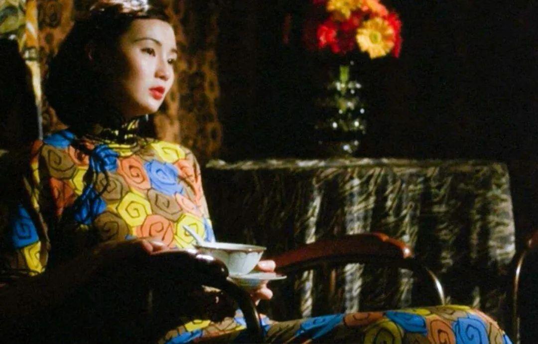 梅艳芳便已在关锦鹏电影《胭脂扣》里令人充分领略到了旗袍的久远旧